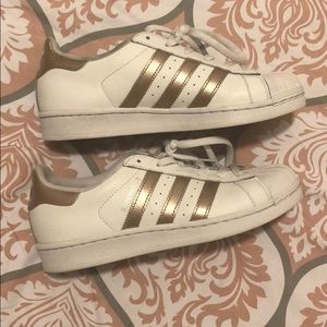Adidas superstars in gold